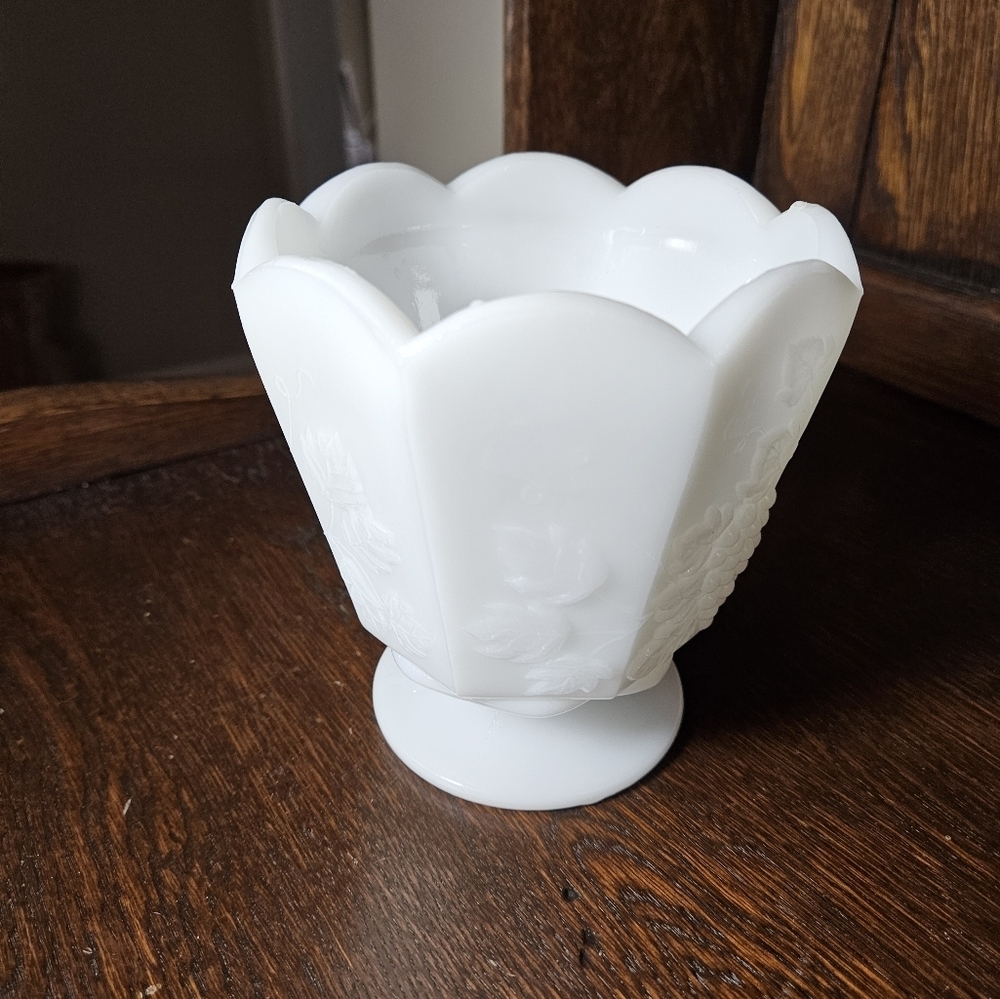 Vintage Grape vine pattern milk glass container. - Picture 5 of 11